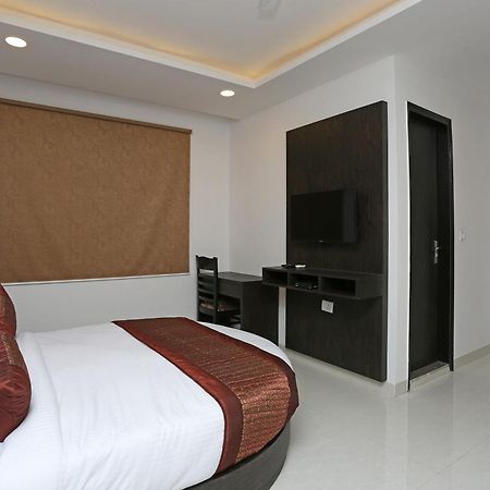 Hotel O M Suites Нью-Дели Экстерьер фото