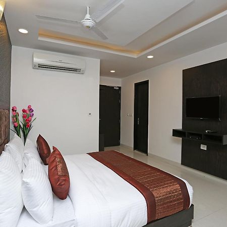 Hotel O M Suites Нью-Дели Экстерьер фото