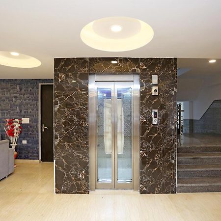 Hotel O M Suites Нью-Дели Экстерьер фото