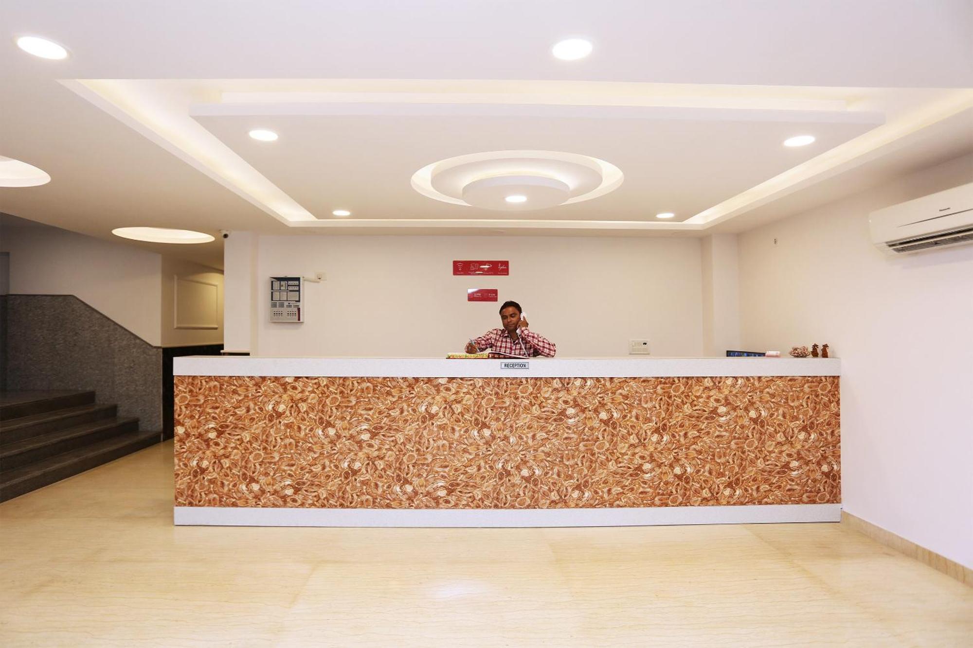 Hotel O M Suites Нью-Дели Экстерьер фото