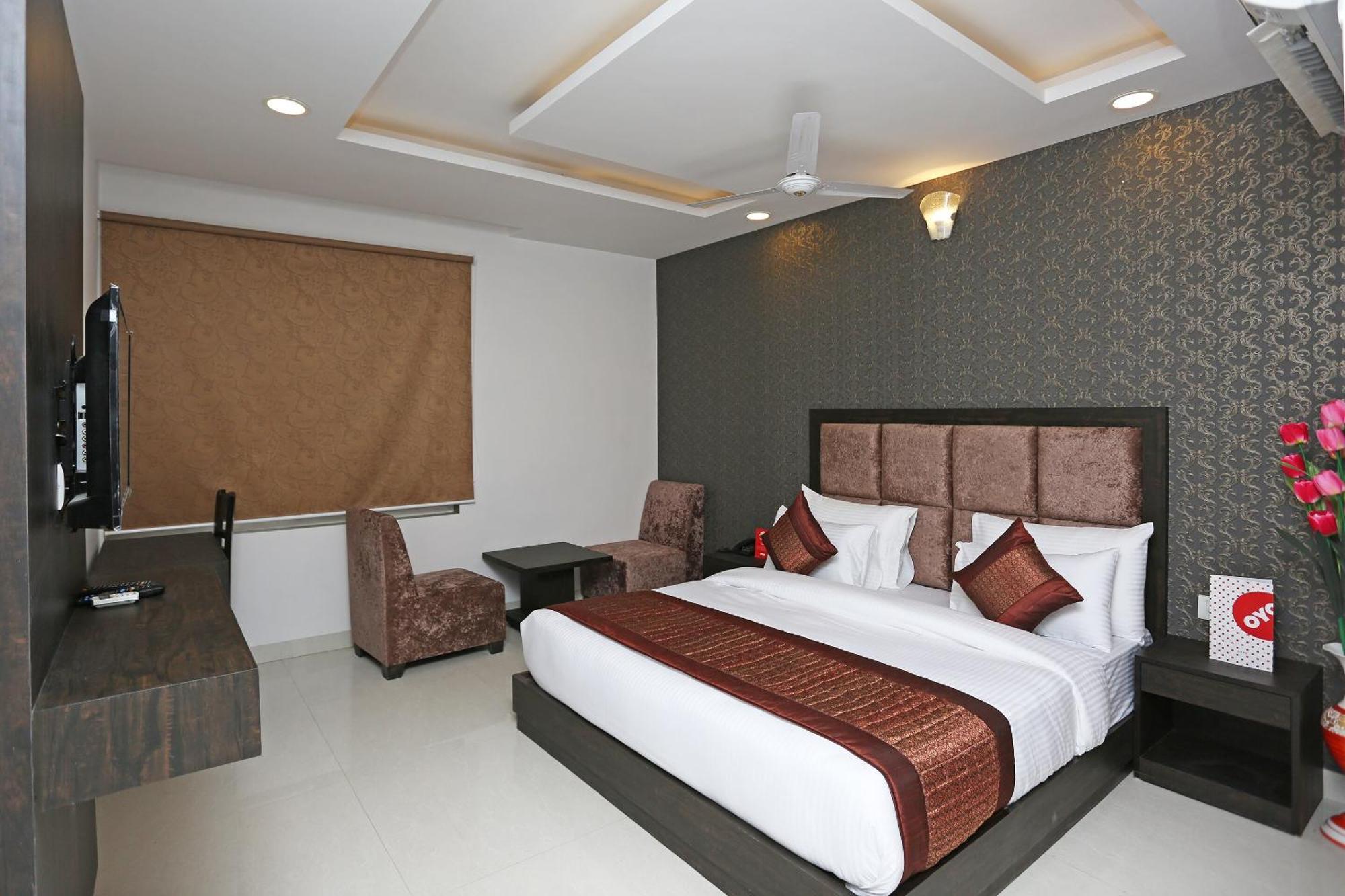 Hotel O M Suites Нью-Дели Экстерьер фото